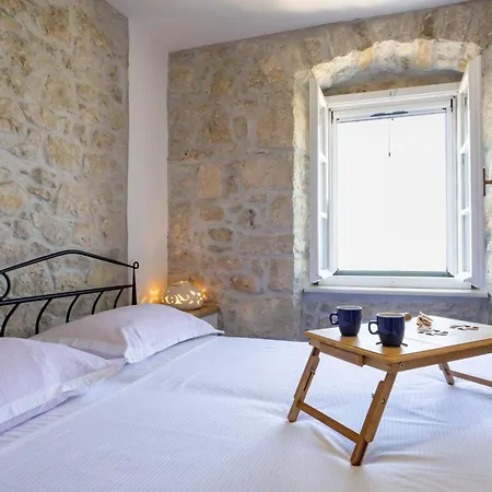 Stone House Kurtic Stara בית נופש פודגורה