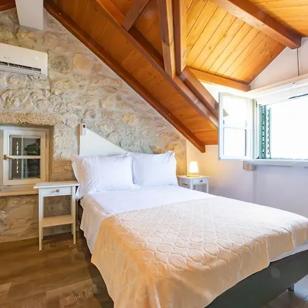 Stone House Kurtic Stara *