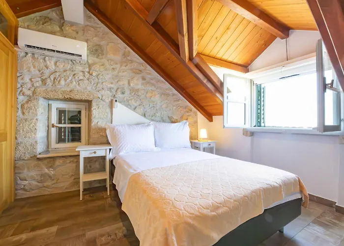 Stone House Kurtic Stara *